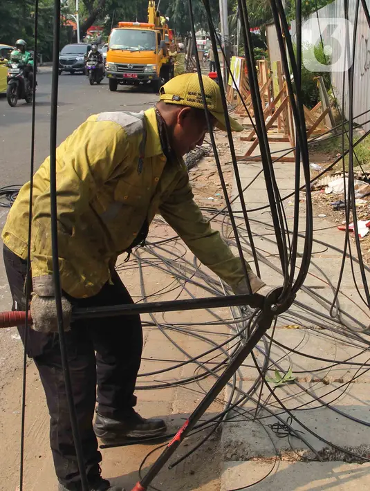 Sebelumnya, kabel fiber optik (FO) yang semrawut telah memakan korban seorang mahasiswa dan seorang tukang ojek online. (merdeka.com/Imam Buhori)