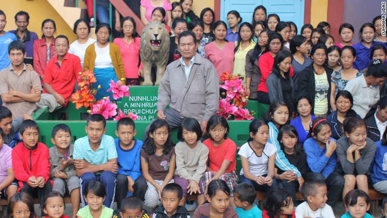 Ziona, keluarga dengan anggota terbanyak di dunia.