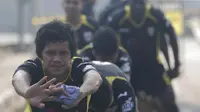 Pemain Mitra Kukar, Rizky Pellu berlatih ringan jelang semi final Piala Presiden melawan Persib di Tenggarong, Kaltim, Minggu (4/10/2015). (Bola.com/Vitalis Yogi Trisna)