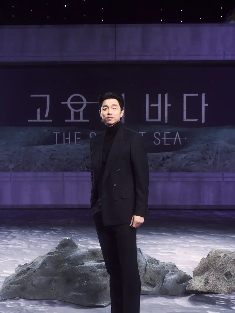 Gong Yoo dalam Konferensi Pers The SIlent Sea. (Foto: Netflix)