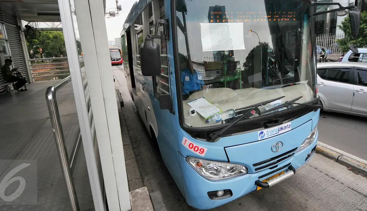 Bus Transjakarta saat akan mengangkut penumpang di kawasan Harmoni, Mulai hari Senin (4 Januari 2016) tarif BKTB yang semula Rp 6.000 turun menjadi Rp 3.500. (Liputan6.com/Yoppy Renato)
