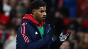 Striker Manchester United asal Inggris bernomor punggung 10, Marcus Rashford, bertepuk tangan kepada para penggemar setelah pertandingan Liga Primer Inggris antara Manchester United dan Newcastle United di Old Trafford di Manchester, Inggris barat laut, pada&nbsp;31 Desember 2024. Newcastle memenangkan pertandingan dengan skor 2-0. (Darren Staples/AFP)