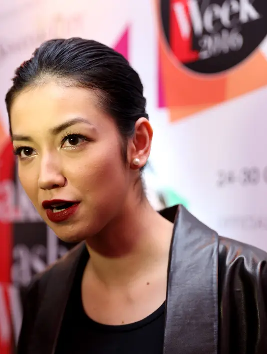 "Baju yang aku pakai ini, whole rancangan dari Didit Prasetyo," aku Velove Vexia saat ditemui di Senayan City, yang menjadi lokasi penyelenggaraan Jakarta Fashion Week. (Andy Masela/Bintang.com)