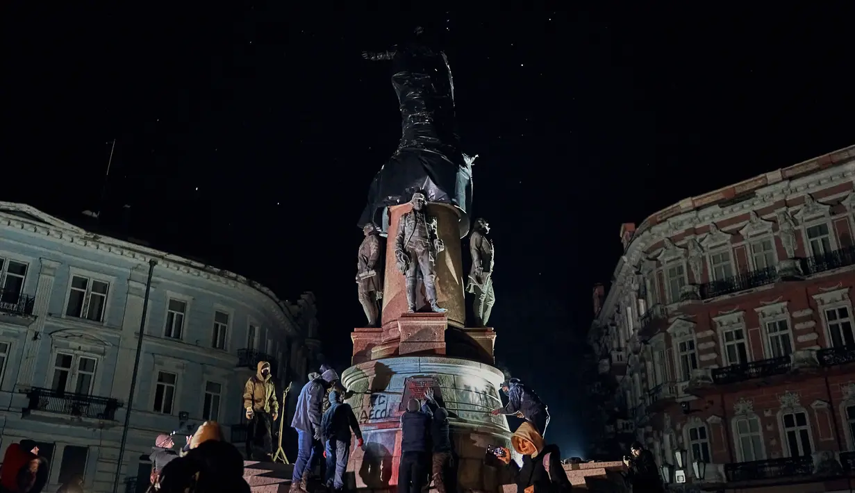 Orang-orang mulai memindahkan monumen untuk Catherine II yang juga dikenal sebagai "Monumen Pendiri Odesa" di Odesa, Ukraina, 29 Desember 2022. Keputusan untuk membongkar monumen yang terdiri dari patung Permaisuri Rusia Catherine II dan rekannya dibuat baru-baru ini oleh penduduk Odesa melalui pemungutan suara elektronik. (AP Photo/LIBKOS)