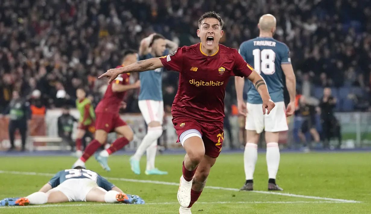 Pemain AS Roma, Paulo Dybala, melakukan selebrasi setelah mencetak gol ke gawang Feyenoord pada laga leg kedua perempat final Liga Europa di Stadion Olimpico, Jumat (21/4/2023). (AP Photo/Alessandra Tarantino)