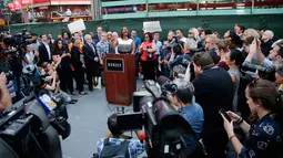 Pengacara Kota New York Letitia James berorasi saat demontrasi mengecam Donald Trump terkait larangan transgender masuk militer AS di Times Square, Rabu (26/7). Keputusan kontroversial itu dipublikasikan Trump di akun Twitternya. (AP/Frank Franklin II)