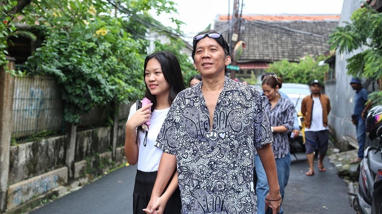 Potret Bimbim Slank Nyoblos Pemilu 2024 Bareng Keluarga, Paras Cantik Dua Putrinya Jadi Sorotan