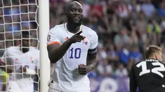 Penyerang Belgia, Romelu Lukaku berselebrasi setelah mencetak gol ke gawang Estonia pada pertandingan lanjutan grup F kualifikasi Euro 2024 di A. Le Coq Arena di Tallinn, Estonia, Rabu, 21 Juni 2023. (AP Photo/Pavel Golovkin)