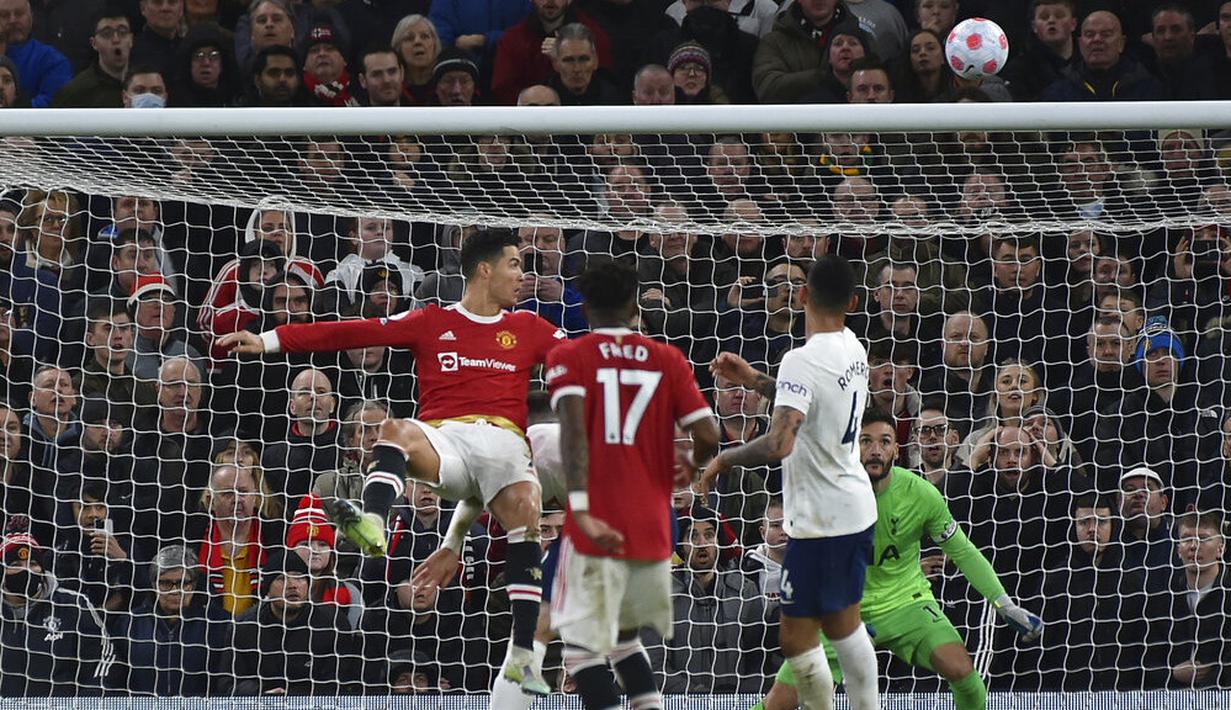 Manchester United kembali unggul di menit 82. Memanfaatkan sepak pojok, Ronaldo yang tidak terkawal dengan baik berhasil menanduk bola dengan sempurna ke gawang Lloris. (AP Photo/Rui Viera)