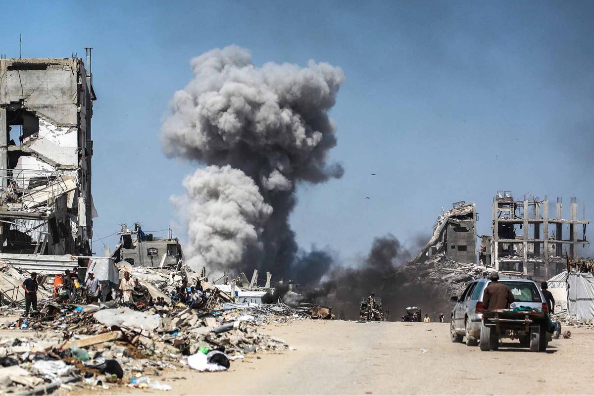 FOTO: Serangan Udara Israel Terus Berlangsung, Warga Mengungsi ke Arah Pantai Kota Gaza