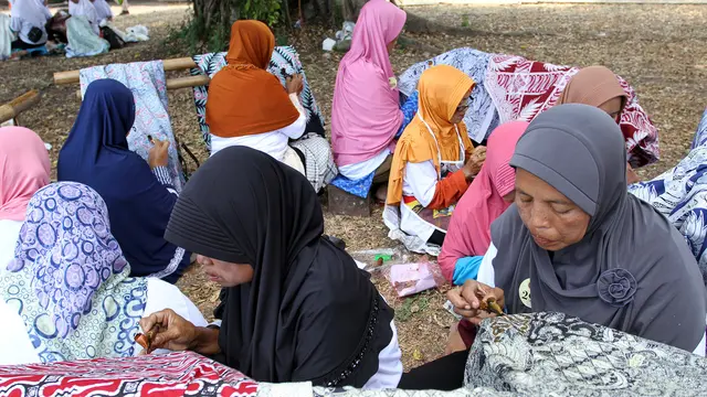 Presiden Jokowi Membatik