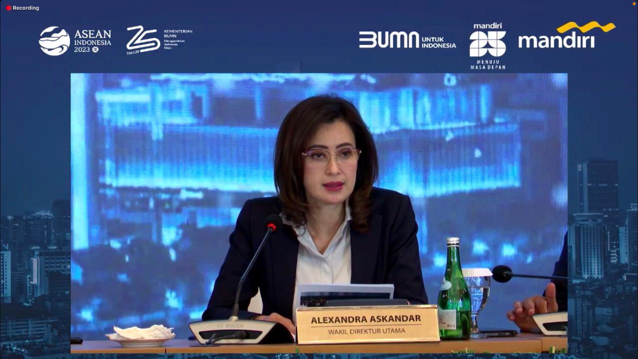 Wakil Direktur Utama Bank Mandiri, Alexandra Askandar saat paparan kinerja keuangan semester I 2023, Senin (31/7/2023). (Foto: tangkapan layar/Pipit I.R)