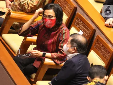 Menteri Keuangan Sri Mulyani (kedua kanan) dan Menteri PPN/Kepala Bappenas Suharso Monoarfa menghadiri Rapat Paripurna di Kompleks Parlemen, Senayan, Jakarta, Selasa (25/5/2021). (Liputan6.com/Angga Yuniar)