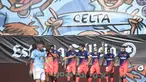 Penyerang Atletico Madrid, Angel Correa (ketiga kanan) merayakan dengan rekan satu timnya setelah mencetak gol ke gawang Celta Vigo pada pertandingan La Liga Spanyol di stadion Balaidos di Vigo (15/8/2021). Atletico Madrid menang tipis atas Celta Vigo 2-1 berkat dua gol Correa. (AFP/Miguel Riopa)
