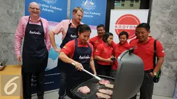 Atlet angkat besi Indonesia Dewi Safitri (tengah) bersama Dubes Australia untuk Indonesia, Paul Grigson (kiri) memasak daging sapi jelang peluncuran kerjasama antara Elders dengan PB PABBSI diJakarta, Selasa (3/5/2016). (Liputan6.com/Helmi Fithriansyah)