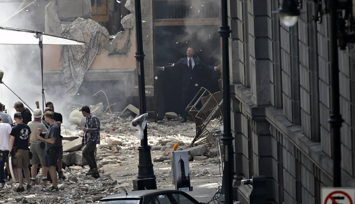 Daniel Craig berjalan melalui pintu saat pembuatan film terbaru James Bond 007 bertajuk 'Spectre' di kawasan alun-alun Zocalo, Mexico City, Meksiko, Selasa (24/3/2015). (REUTERS/Henry Romero) 