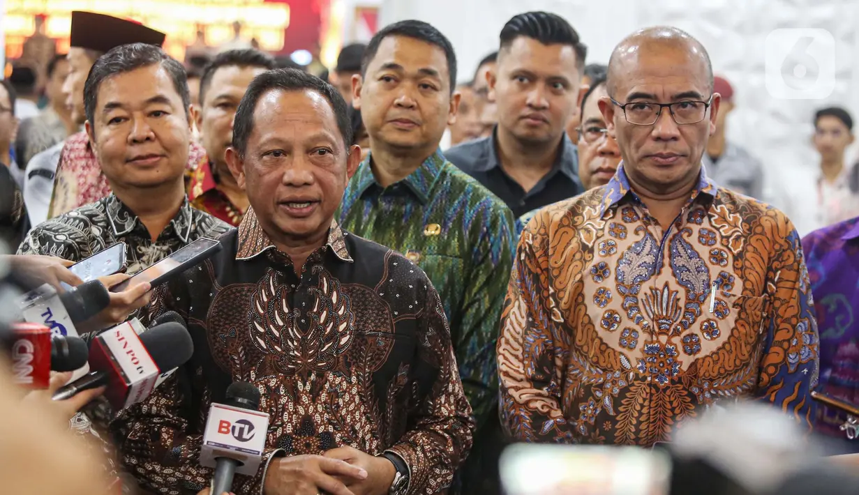 Ketua KPU Hasyim Asy'ari menyatakan penyerahan data pemilih potensial oleh Kemendagri ini merupakan tahapan penting dalam pelaksanaan Pilkada 2024. (Liputan6.com/Angga Yuniar)