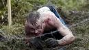 Seorang pria ikut kompetisi lari ekstrim di Zhodino, Minsk timur, Belarus, 26 September 2015. (REUTERS/Vasily Fedosenko)