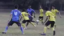 Pemain PBR, David Laly berusaha melewati hadangan para pemain Villa 2000 pada laga persahabatan jelang Piala Jenderal Sudirman di Lapangan ISCI, Jakarta, Kamis (5/10/2015). PBR berhasil menang 2-0. (Bola.com/Vitalis Yogi Trisna)