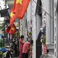 Umat Buddha berdoa di luar pagoda Cau Dong saat perayaan Hari Waisak di Hanoi, Vietnam pada Rabu (26/5/2021). Tempat ibadah di kawasan tersebut ditutup untuk mencegah penyebaran virus corona Covid-19. (Nhac NGUYEN / AFP)