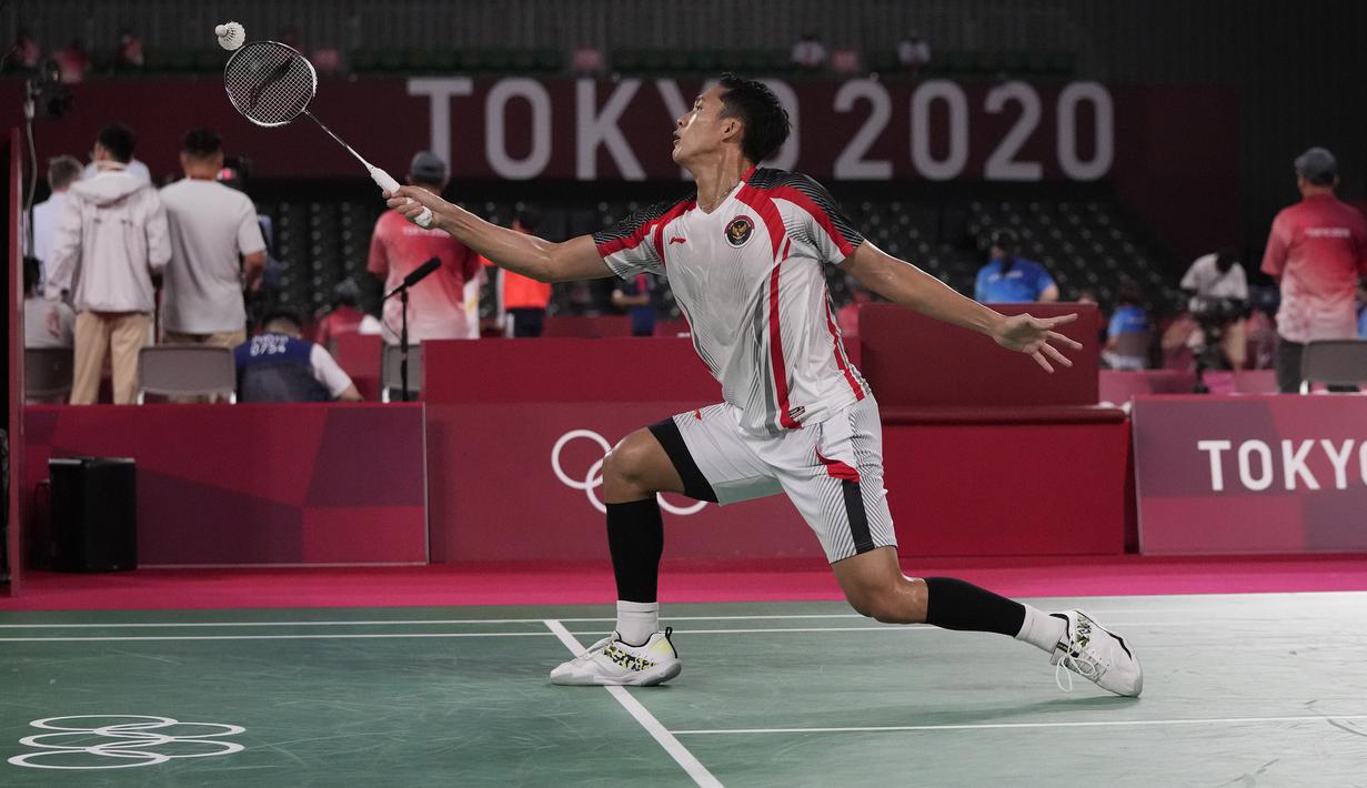 Gim pertama dimulai dengan permainan saling serang dari kedua pemain. Pebulu tangkis Singapura, Loh Kean Yew mampu tampil percaya diri, tetapi smash keras Jojo ke pojok kiri dari Loh mengakhiri interval gim pertama dengan skor 11-8. (Foto: AP/Dita Alangkara)