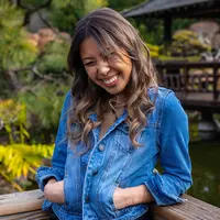 ilustrasi perempuan tertawa/Photo by Austin Barber (Pexels)