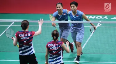 Ganda putri Indonesia, Greysia Polii/Apriyani Rahayu usai melawan Chae Yoo Jung/Hye Rin Kim pada perempat final Indonesia Masters 2018 di Istora Senayan, Jakarta, Jumat (26/1). Greysia/Apriyani unggul 21-16, 21-15. (Liputan6.com/Helmi Fithriansyah)