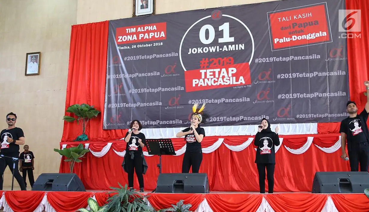 Ketua Nasional Tim Alpha Relawan Capres dan Cawapres Jokowi-Ma'ruf Amin, Rieke Diah Pitaloka menyanyi bersama pada acara deklarasi dan pelantikan relawan Tim Alpha Zona Papua di Kota Timika, Jumat (26/10). (Liputan6.com/Pool/Arif)