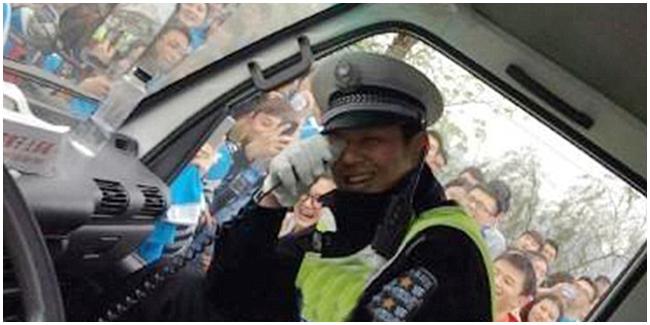 Terjebak di dalam mobil, dikepung para fans dadakan. | Foto: copyright dailymail.co.uk