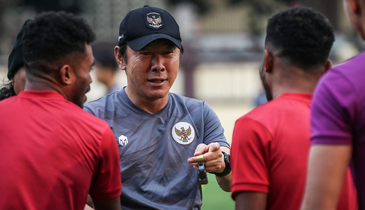 <p>Reaksi kebingungan pelatih Kepala Timnas Indonesia, Shin Tae-yong saat bersalaman dengan Yakob dan Yance Sayuri pada latihan perdana Timnas Indonesia yang berlangsung di Stadion PTIK, Jakarta, Senin (20/03/2023) sore WIB. Skuad Garuda rencananya akan melakoni laga FIFA Match Day melawan Burundi pada 25 dan 28 Maret 2023 di Stadion Patriot Candrabhaga, Bekasi. (Bola.com/Bagaskara Lazuardi)</p>