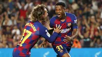 Pemain Barcelona, Ansu Fati, bersama Antoine Griezmann merayakan gol yang dicetak ke gawang Valencia pada laga La Liga di Stadion Camp Nou, Sabtu (14/9). Barcelona menang 5-2 atas Valencia. (AP/Joan Monfort)