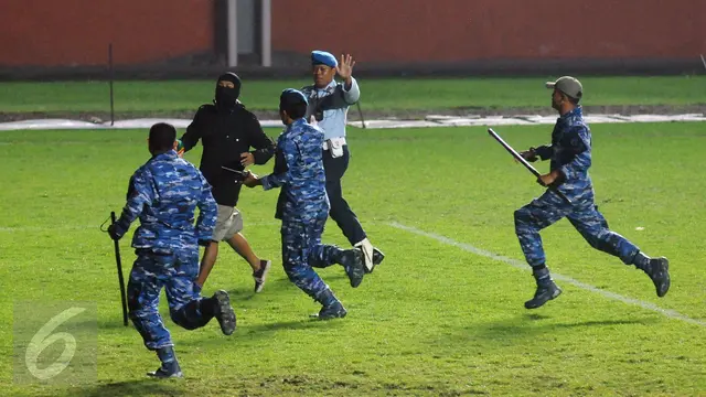 Aksi Bonek Saat Saksikan Laga Persebaya Melawan Cilegon Utd