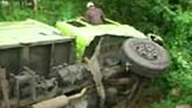 Bus Dihantam Truk Batu Bara, Satu Tewas