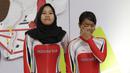 Pebalap sepeda Indonesia, Sri Sugiyanti dan Ni'mal Maghfiroh, saat pembagian medali pada Asian Para Games di Velodrome, Jakarta, Kamis (11/10/2018). Pasangan Indonesia ini meraih medali perak di nomor trek Individual Pursuit B putri. (Bola.com/M Iqbal Ich