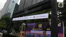 Pekerja menyelesaikan panggung untuk acara malam Muda Mudi perayaan Tahun Baru 2024 di Jakarta, Sabtu (30/12/2023). (merdeka.com/Imam Buhori)