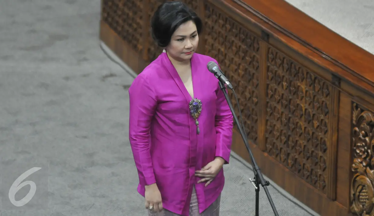 Alfia Reziani bersiap dilantik Pengganti Antar Waktu, Puan Maharani dalam Rapat Paripurna ke 22 Masa Sidang III Tahun 2015-2016 di Gedung DPR, Jakarta, Kamis (17/3/2016). Alfia menggantikan Puan yang menjadi Menko PMK. (Liputan6.com/Johan Tallo)