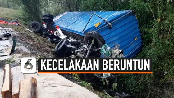 VIDEO: Akibat Rem Blong 3 Truk Mengalami Kecelakaan Beruntun