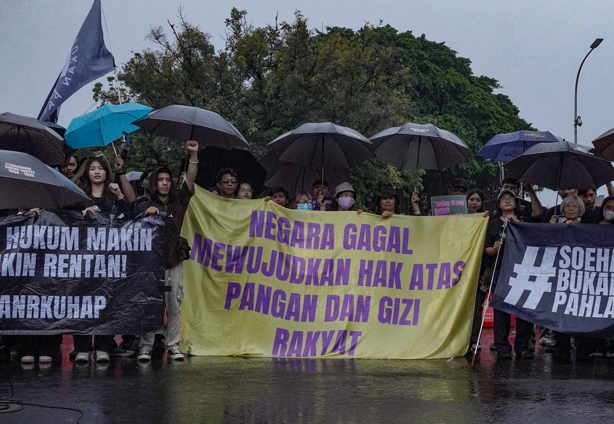 FOTO: Aksi Kamisan ke-883,  Sorotan Kritis Setahun Pemerintahan Prabowo-Gibran