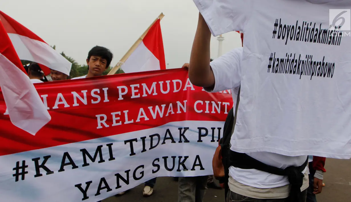 Aliansi Mahasiswa dan Pemuda Relawan Cinta NKRI melakukan demo di depan Istana Negara, Jakarta, Rabu (7/11). Massa mengajak masyarakat Indonesia agar tidak memilih pemimpin yang suka menghina.(Liputan6.com/JohanTallo)