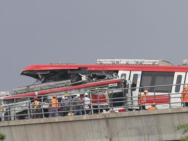 Petugas melakukan persiapan evakuasi kereta LRT yang kecelakaan di ruas Cibubur, Jakarta, Jumat (29/10/2021). PT INKA akan berkoordinasi dengan Jasa Marga selaku pengelola Jalan Tol Jagorawi dan Kepolisian untuk pengaturan lalu lintas guna mendukung proses evakuasi. (Liputan6.com/Herman Zakharia)
