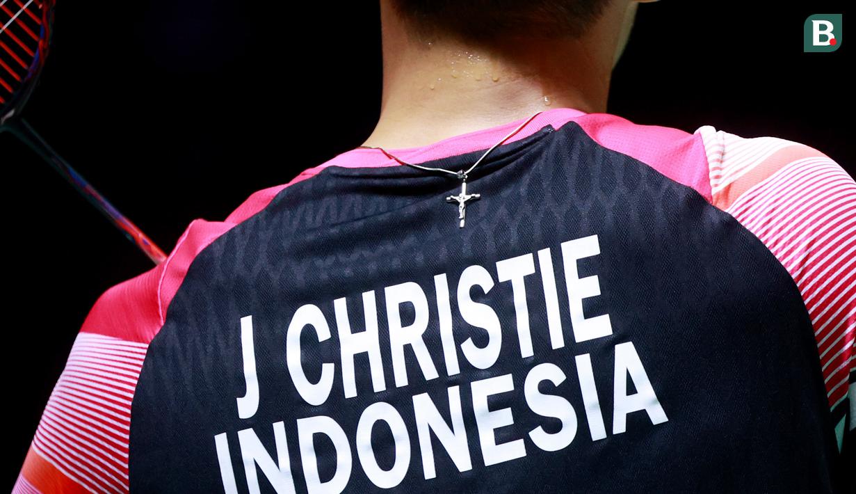 Tunggal putra Indonesia, Jonatan Christie, memakai kalung saat melawan Chico Aura Dwi Wardoyo pada partai final tunggal putra Indonesia Masters 2023 di Istora Gelora Bung Karno, Senayan, Jakarta, Minggu (29/1/2023). Jojo sukses mengunci gelar juara setelah menaklukkan Chico dua game langsung dengan skor 21-15, 21-13. (Bola.com/M Iqbal Ichsan)