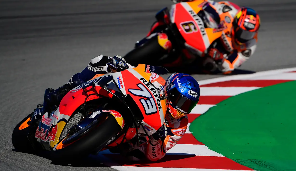 Pembalap Repsol Honda, Alex Marquez, saat mengikuti sesi latihan bebas MotoGP Catalunya di Circuit de Barcelona-Catalunya, Jumat (25/9/2020). Pembalab Yamaha, Morbidelli, finish pertama dengan catatan waktu satu menit 39,789 detik. (AFP/Lluis Gene)