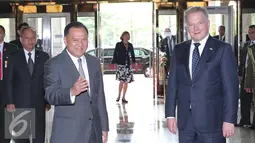 Gubernur Bank Indonesia (BI) Agus Martowardojo menyambut Presiden Finlandia Sauli Niinisto, Jakarta (4/11). Dalam kunjungan tersebut gubernur BI membahas persoalan Ekonomi antara kedua negara untuk menjalin kerjasama. (Liputan6.com/Angga Yuniar)