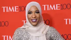 Atlet Ibtihaj Muhammad saat menghadiri Gala 100 TIME di Manhattan, New York, AS, Selasa (25 /4). Ibtihaj merupakan atlet anggar yang berasal dari Amerika Serikat. (AFP Photo)