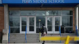 Penembakan itu terjadi pukul 07.37 waktu setempat (20.37 WIB) di Perry High School yang berjarak sekitar 64 kilometer arah barat laut pusat kota Des Moines di County Dallas. (AP Photo/Charlie Neibergall)