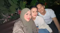 Melihat gaya romantis Sarah Menzel dan Azriel Hermansyah sebelum LDR (@aurelie.hermansyah)