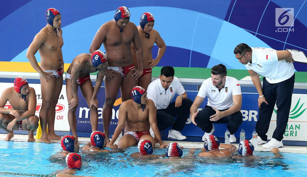 Tim atlet Polo Air Putra Indonesia mendapat arahan dari pelatih saat melawan tim atlet Polo Air Putra Korea Selatan pada pertandingan babak semifinal putra peringkat 5 - 8 besar di Akuatik Center, Jakarta, Jumat (31/8). (Liputan6.com/Fery Pradolo)