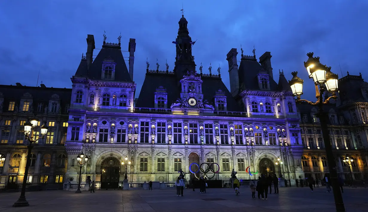 Balai Kota Paris diterangi dengan warna bendera Ukraina, di ibu kota Prancis, Rabu (23/2/2022). Balai Kota Paris menyala dengan warna bendera Ukraina untuk menunjukkan solidaritas menyusul keputusan Rusia yang mengakui "kemerdekaan" wilayah separatis di Ukraina timur.  (AP Photo/Michel Euler)