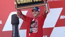 Pembalap Ducati Lenovo, Francesco Bagnaia merayakan kemenangannya di atas podium MotoGP Valencia 2022 di sirkuit Ricardo Tormo, Valencia, Minggu (6/11/2022).  Francesco Bagnaia berhasil merebut gelar juara dunia usai finis di posisi ke-9 pada MotoGP Valencia. (AP Photo/Alberto Saiz)