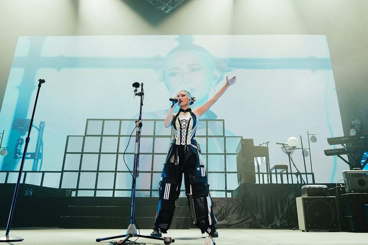 Potret NIKI Sukses Gelar Konser 'Buzz World Tour' di Jakarta, Jadi Konser yang akan Selalu Dikenang